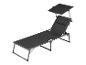 Une chaise longue noire avec un parasol.