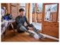 Homme en sous-vêtement technique pour homme CRIVIT enfilant des chaussettes de ski.