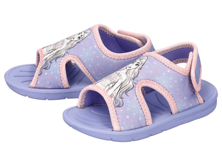Sandales pour enfants violettes avec des motifs de princesse et des flocons de neige.