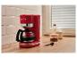 Cafetière rouge avec le texte « 1973 » sur un comptoir de cuisine.