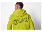 Homme en sweat à capuche Grinch vert lime, vue de dos