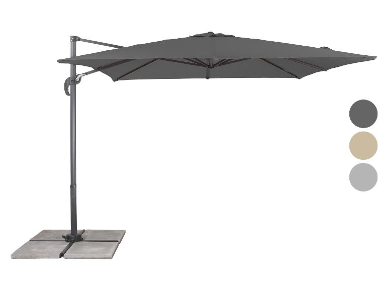 Parasol déporté gris avec base en dalles de béton, avec échantillons de couleur.