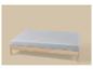 Lit avec cadre en bois clair et matelas gris sur fond beige.
