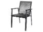 Une chaise noire avec des accoudoirs en métal et un siège tissé.