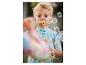 Un enfant en maillot de bain joue avec des bulles de savon.