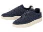 Une paire de baskets bleues avec des détails en maille et des semelles blanches.