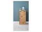 Une commode en bois avec quatre tiroirs contre un mur bleu.