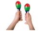 Deux mains tiennent des maracas de couleur rouge, verte et bleue.
