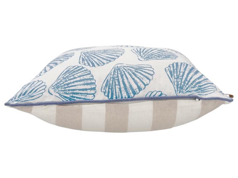 Coussin décoratif avec imprimé coquillages bleus et rayures beiges.