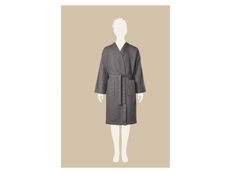 Peignoir gris texturé gaufré avec ceinture sur un mannequin.