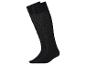 Une paire de chaussettes noires longues sur fond blanc.