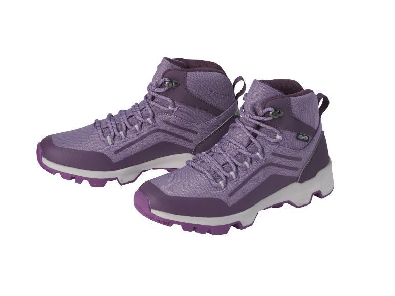 Deux paires de chaussures de randonnée violettes à lacets.