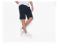Short cargo bleu marine U.S. Polo Assn. et baskets blanches.
