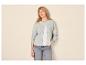 Femme en cardigan tricoté bleu clair et jean