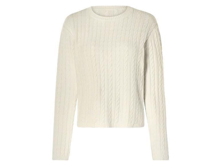 Un pull blanc en tricot torsadé à manches longues.