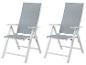 Deux chaises de jardin pliantes grises avec des cadres blancs.