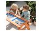 Deux enfants jouent avec du sable sur la table de pique-nique sable et eau SUNNY Dave.