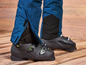 Des chaussures de ski avec un pantalon de ski bleu