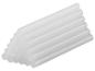 Une pile de bâtons de colle chaude blancs translucides disposés en diagonale.