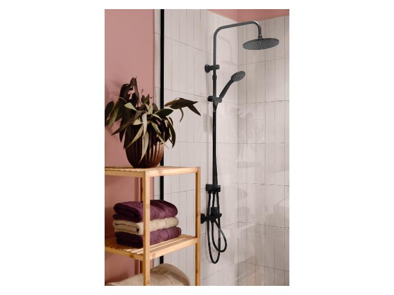 Un système de douche noir avec pommeau de douche pluie et douchette dans une salle de bain moderne.
