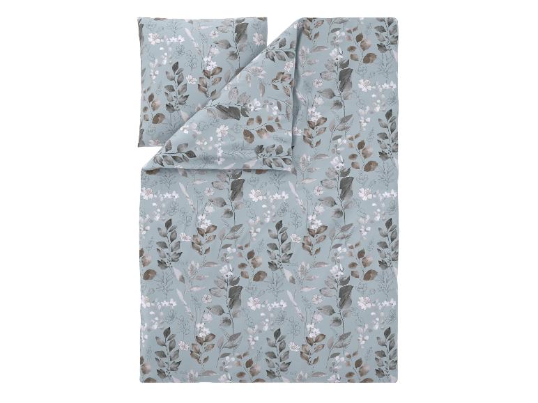 Parure de lit avec fond bleu clair, feuilles marron et fleurs blanches.