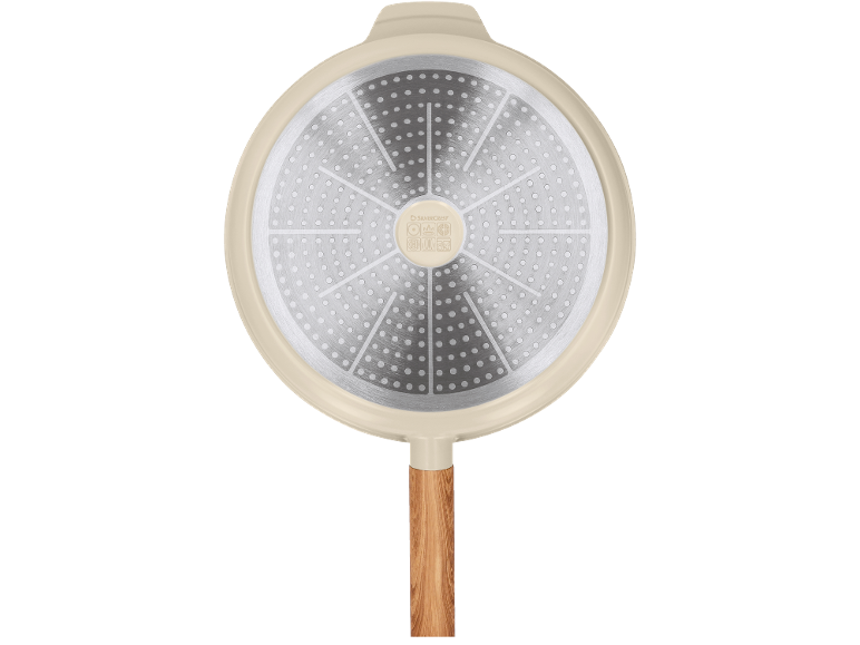 Vue du dessous d'une poêle beige avec manche en bois et fond à induction