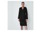 Un mannequin porte un cardigan en tricot noir avec une ceinture.