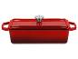 Cocotte rectangulaire rouge en fonte avec couvercle et bouton métallique.