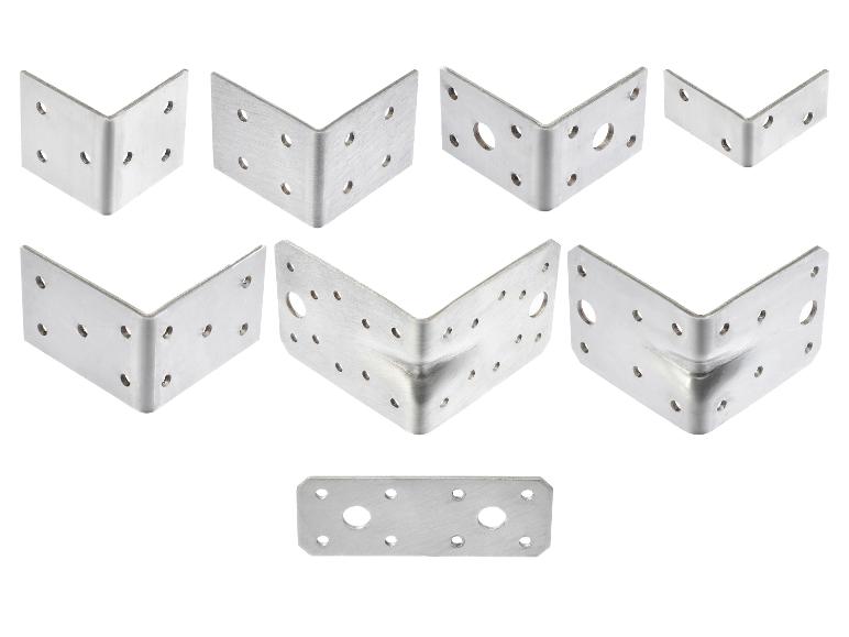 Un assortiment de différentes équerres de fixation métalliques et plaques de jonction.