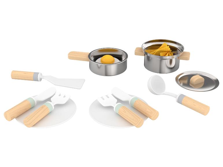 Jouets de cuisine avec des poignées en bois: casseroles, poêle, couverts et assiettes.