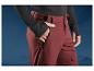Pantalon de ski rouge avec fermeture éclair et poche.