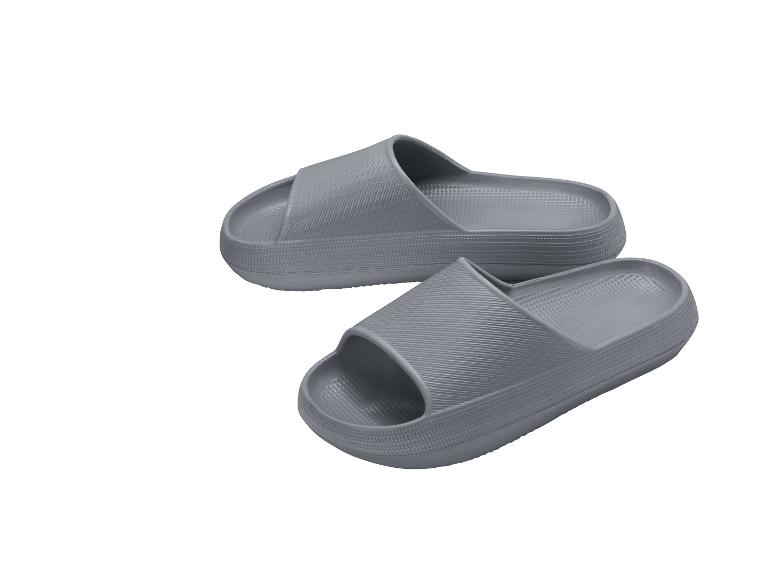 Paire de claquettes grises avec une texture en relief