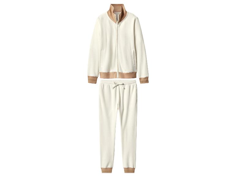 Survêtement crème avec veste zippée et pantalon de jogging assorti.