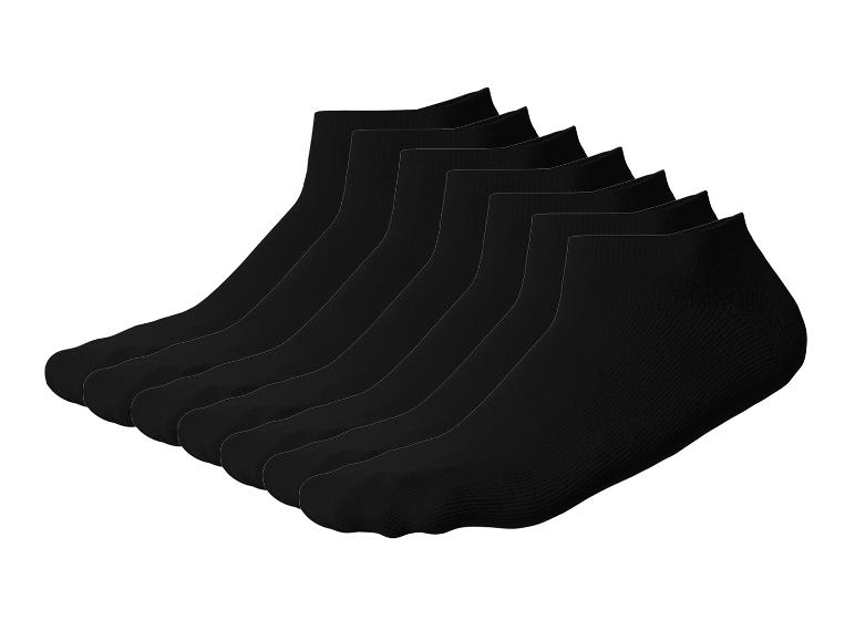 Six paires de chaussettes courtes noires sur fond blanc.