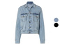 Une veste en jean bleu clair pour femme.