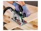 Un homme utilise une scie circulaire Parkside pour couper du bois.