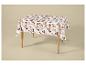 Nappe blanche à motif de feuilles d'automne sur une table en bois.