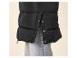 Gilet matelassé noir avec boutons-pression et fermeture éclair, associé à un jean.
