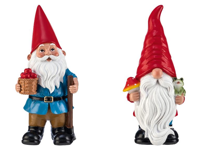 Deux nains de jardin avec des chapeaux rouges, l'un avec un panier de pommes, l'autre avec un champignon et une grenouille.