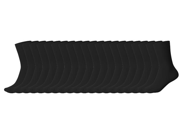 Plusieurs chaussettes noires disposées en rangées.