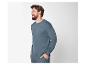 Un homme portant un sweat-shirt bleu avec un logo de vélo.