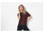 Femme souriante en pull bordeaux à manches courtes et jean noir.