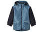 Une veste imperméable bleue avec capuche pour enfants.