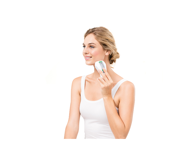 Jeune femme utilisant un appareil de beauté pour le visage.