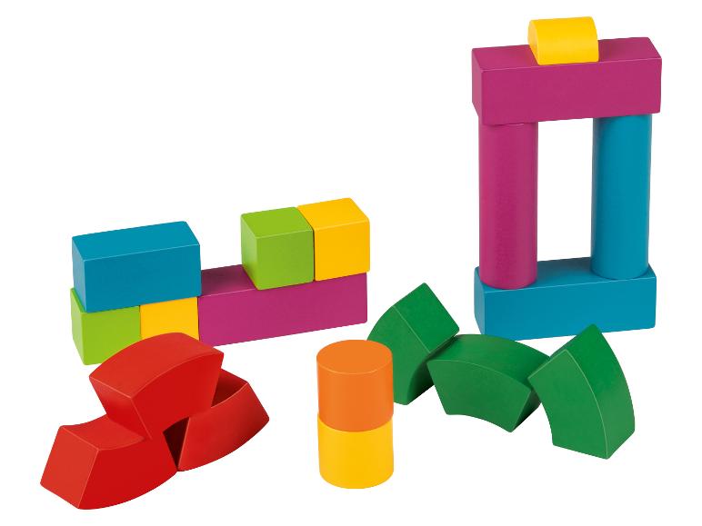 Blocs de bois de différentes couleurs et formes, y compris des arcs rouges, des demi-cercles verts et des cubes bleus.