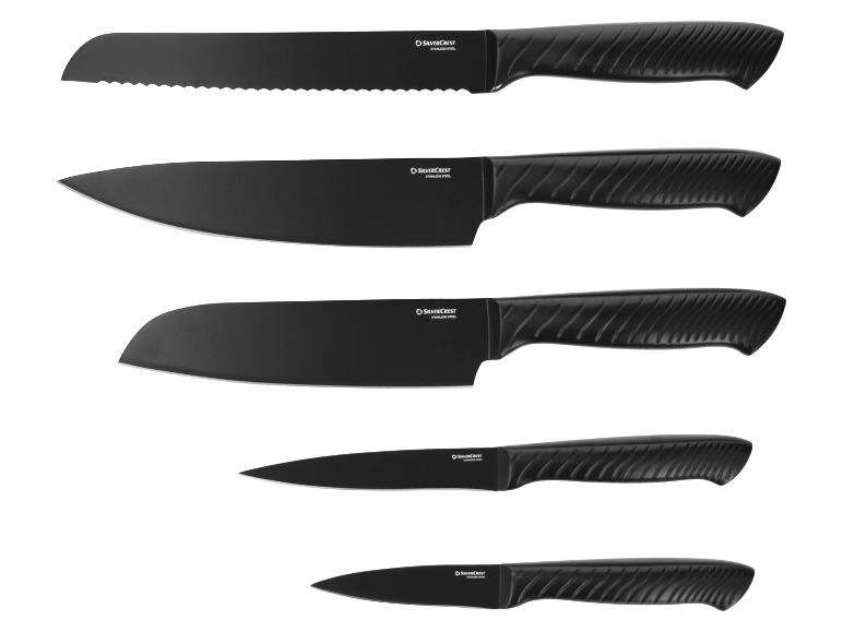 Ensemble de cinq couteaux de cuisine noirs avec manches texturés, incluant des couteaux dentelés et pointus.