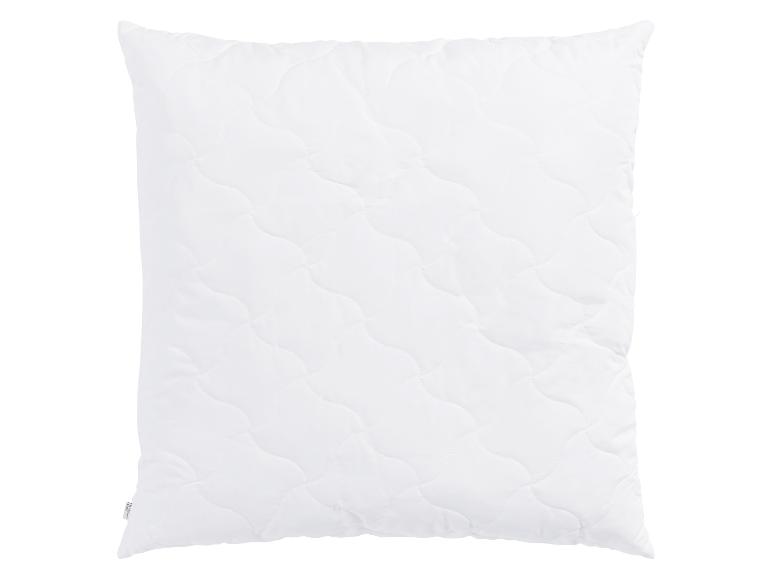 Oreiller blanc matelassé.