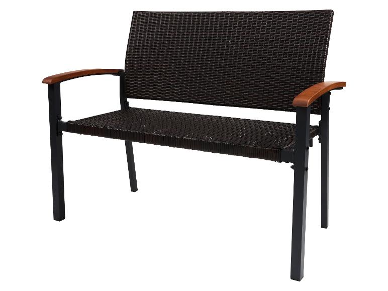 Banc de jardin en rotin marron foncé avec accoudoirs en bois et cadre métallique.