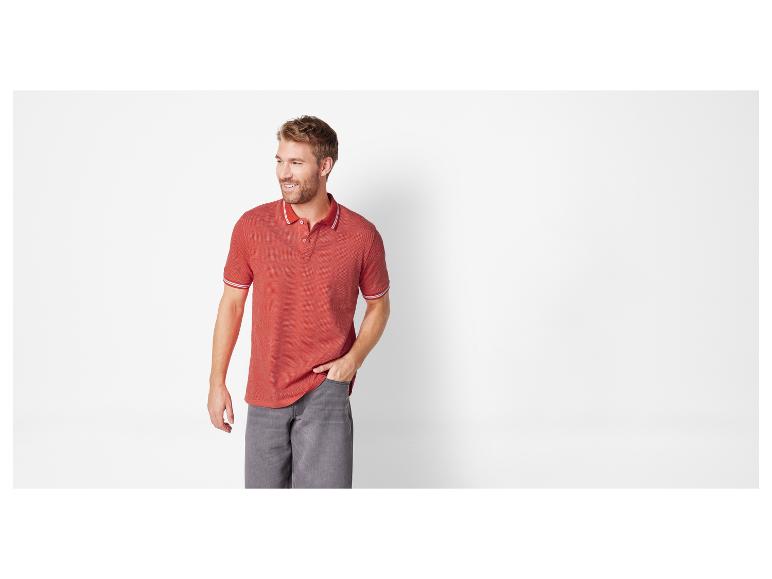 Polo rouge et pantalon gris pour homme.