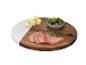 Planche en bois avec accent marbre, fromage, jambon, olives et romarin.